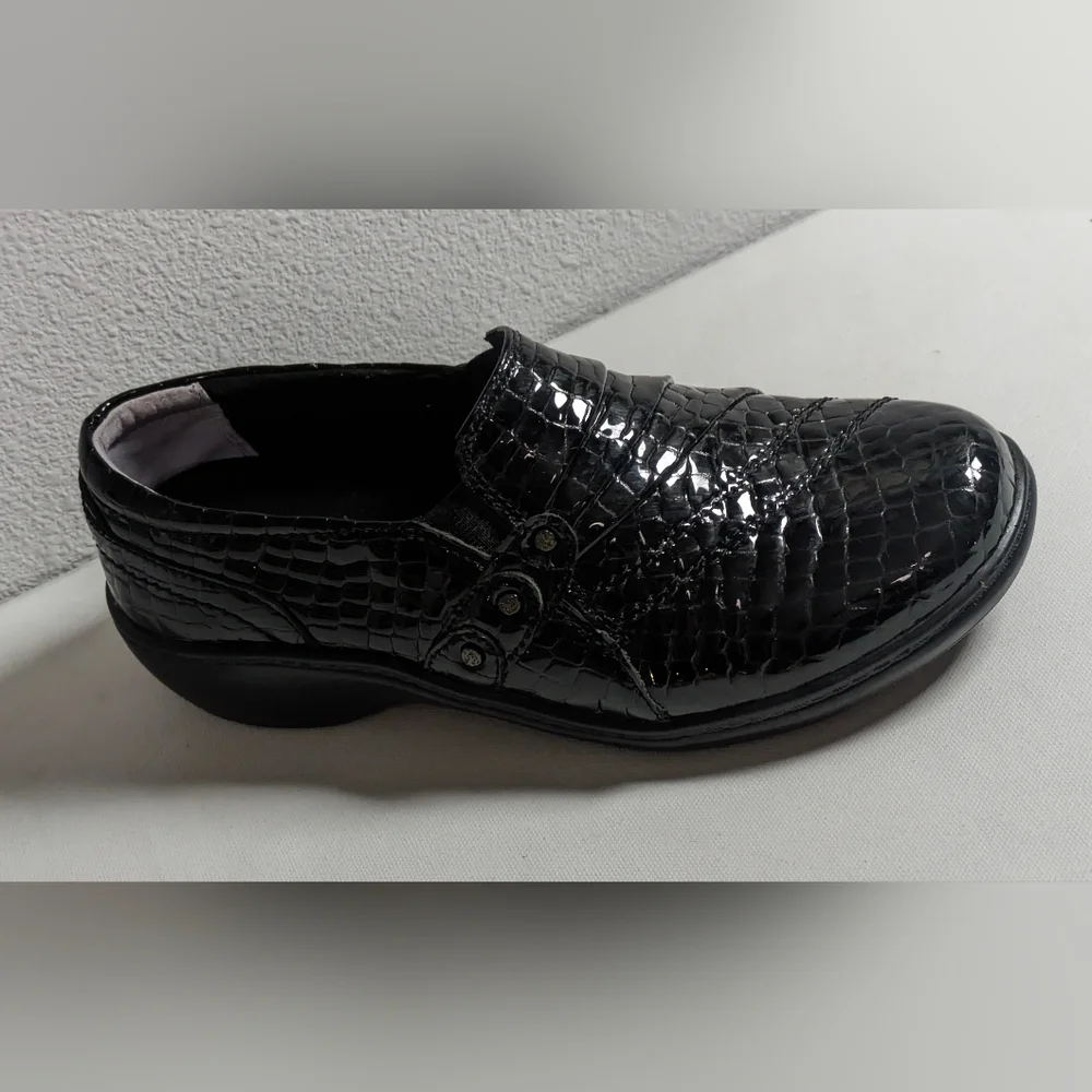 Aravon DANIELLE-AR Women's NEW Slip-on Flats Black Leather Sz 7 2E Crocodile